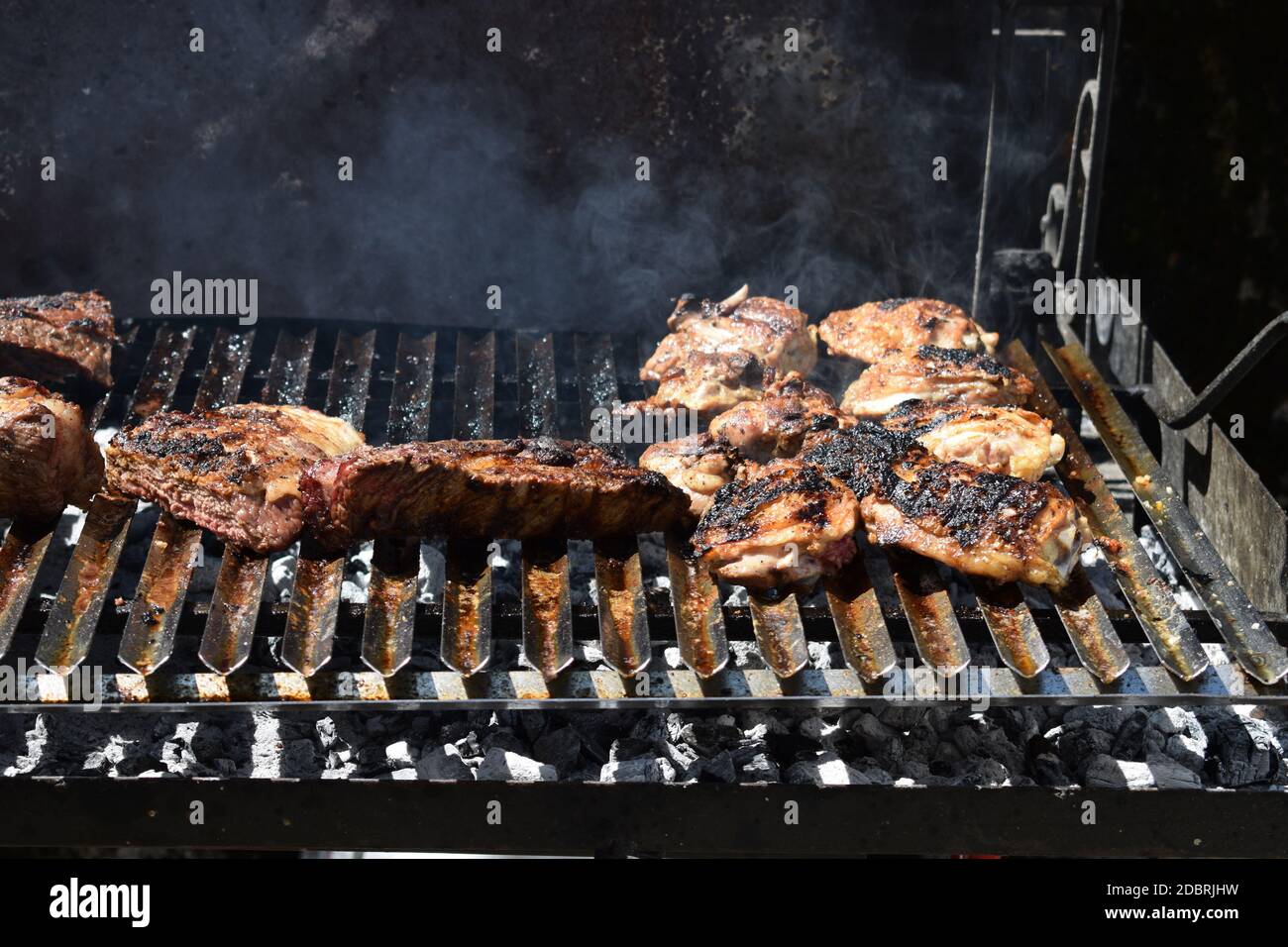 Dampfende Kohle auf dem Grill Stockfoto
