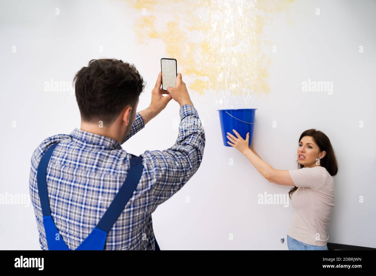 Flecken An Der Decke Durch Wasseraustritt Und Überschwemmung Stockfoto