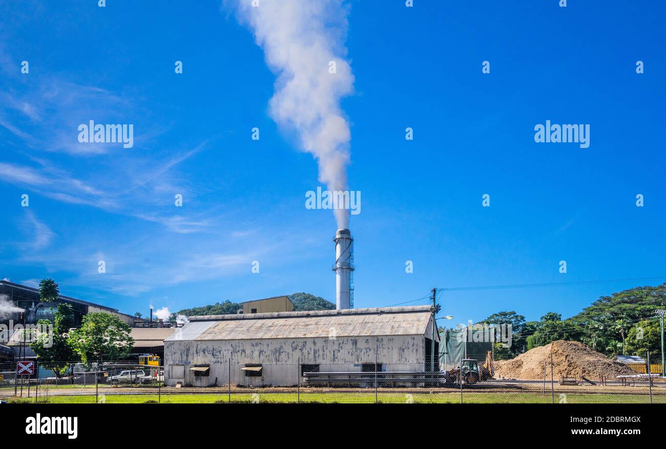 Mosman Sugar Company Central Mill während der Zuckerrohrzerkleinerung, Mossman, North Queensland, Australien Stockfoto