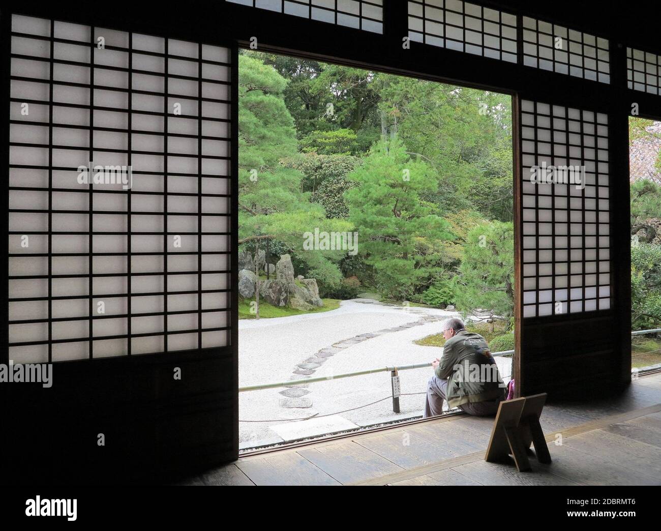 Konchi-in-Tempel, Shoji-Bildschirme und Karesansui (trockene Landschaft) Zen-Garten, Nanzen-ji Temple-Komplex in Kyoto, Japan. Stockfoto