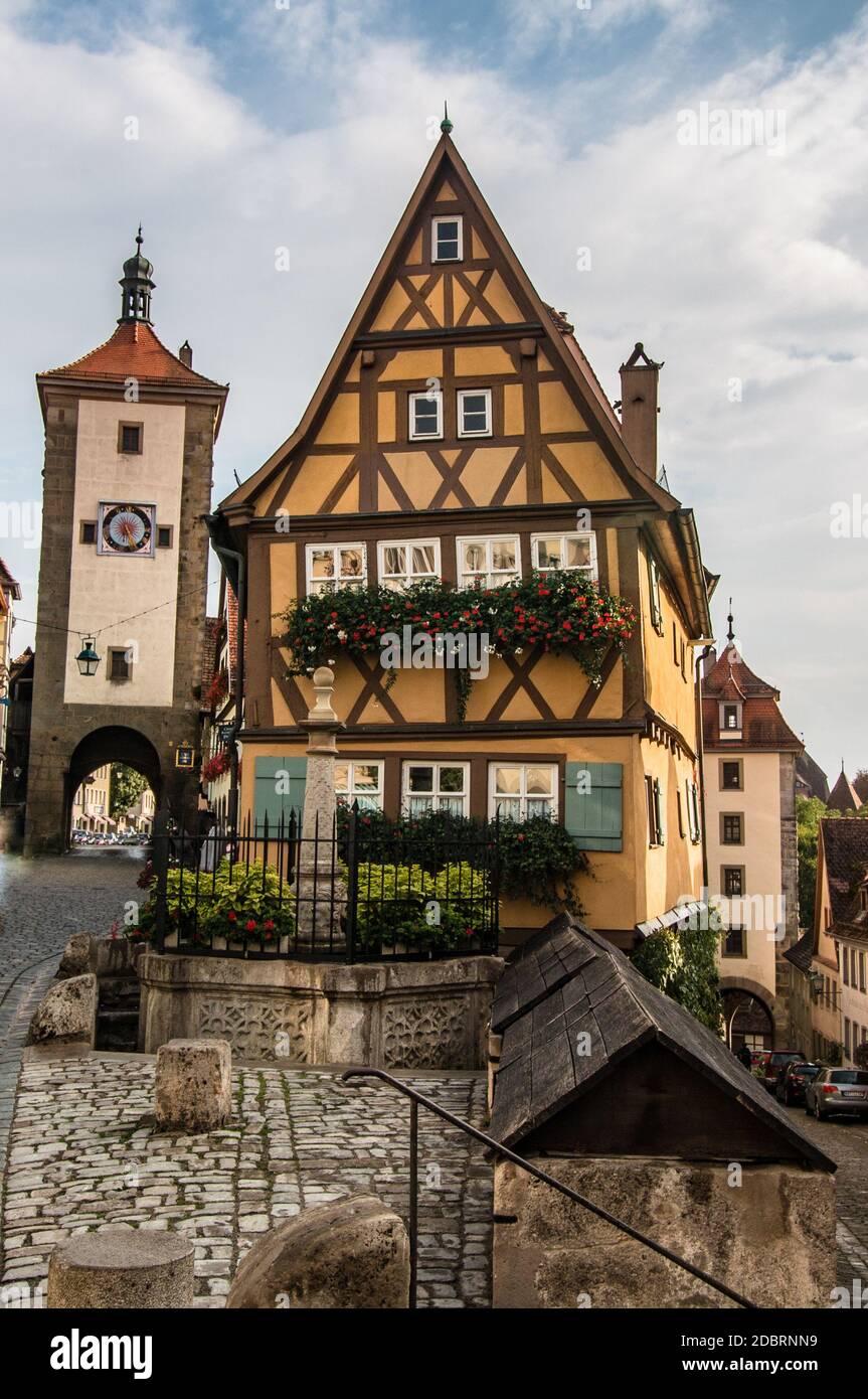 Mittelalterliche alte Straße in Rothenburg ob der Tauber an einem Sommertag, Deutschland Stockfoto