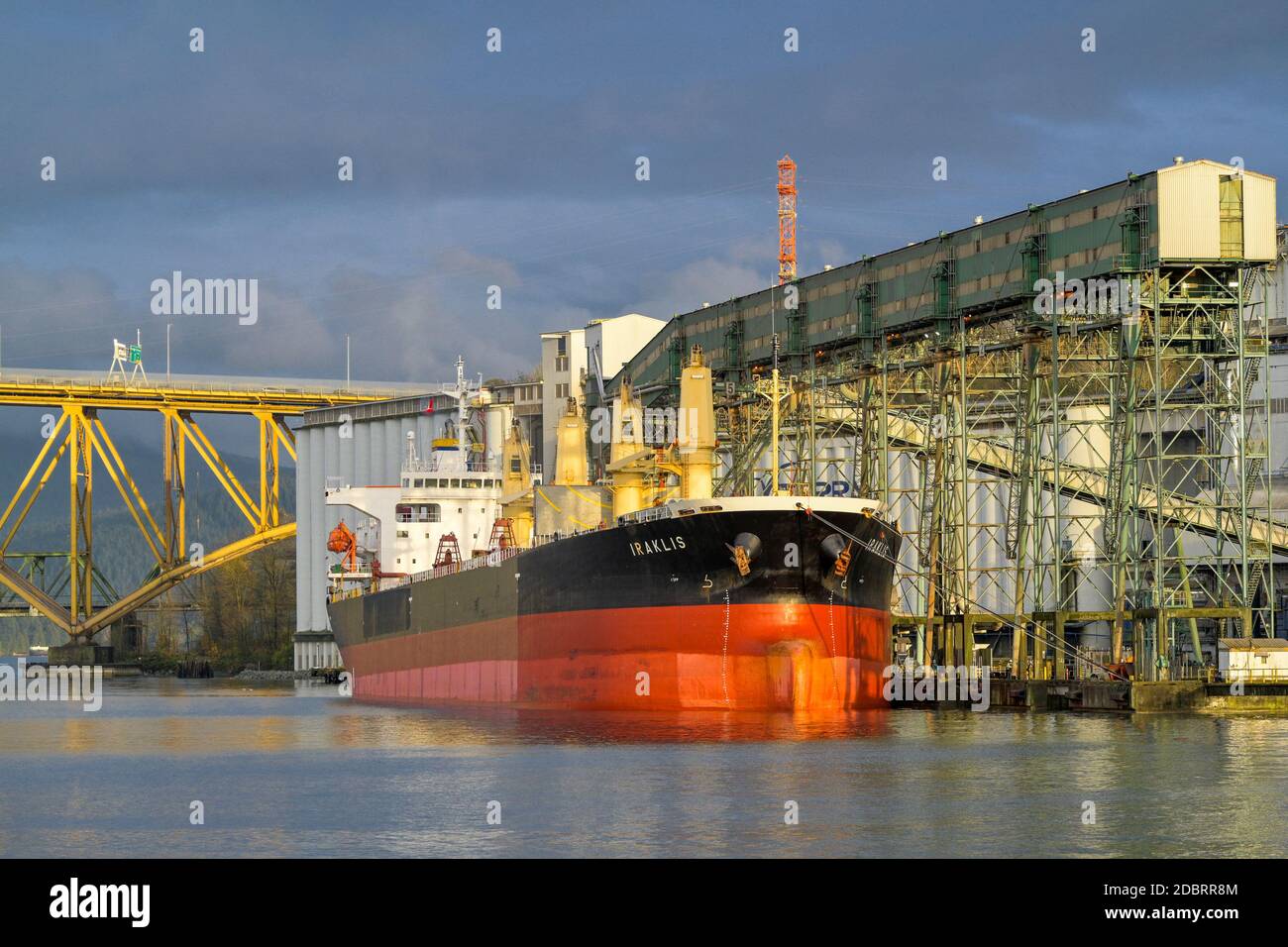 Bulk Carrier Ship Iraklis im Viterra Cascadia Grain Terminal, Port of Vancouver, Vancouver, British Columbia, Kanada. Stockfoto