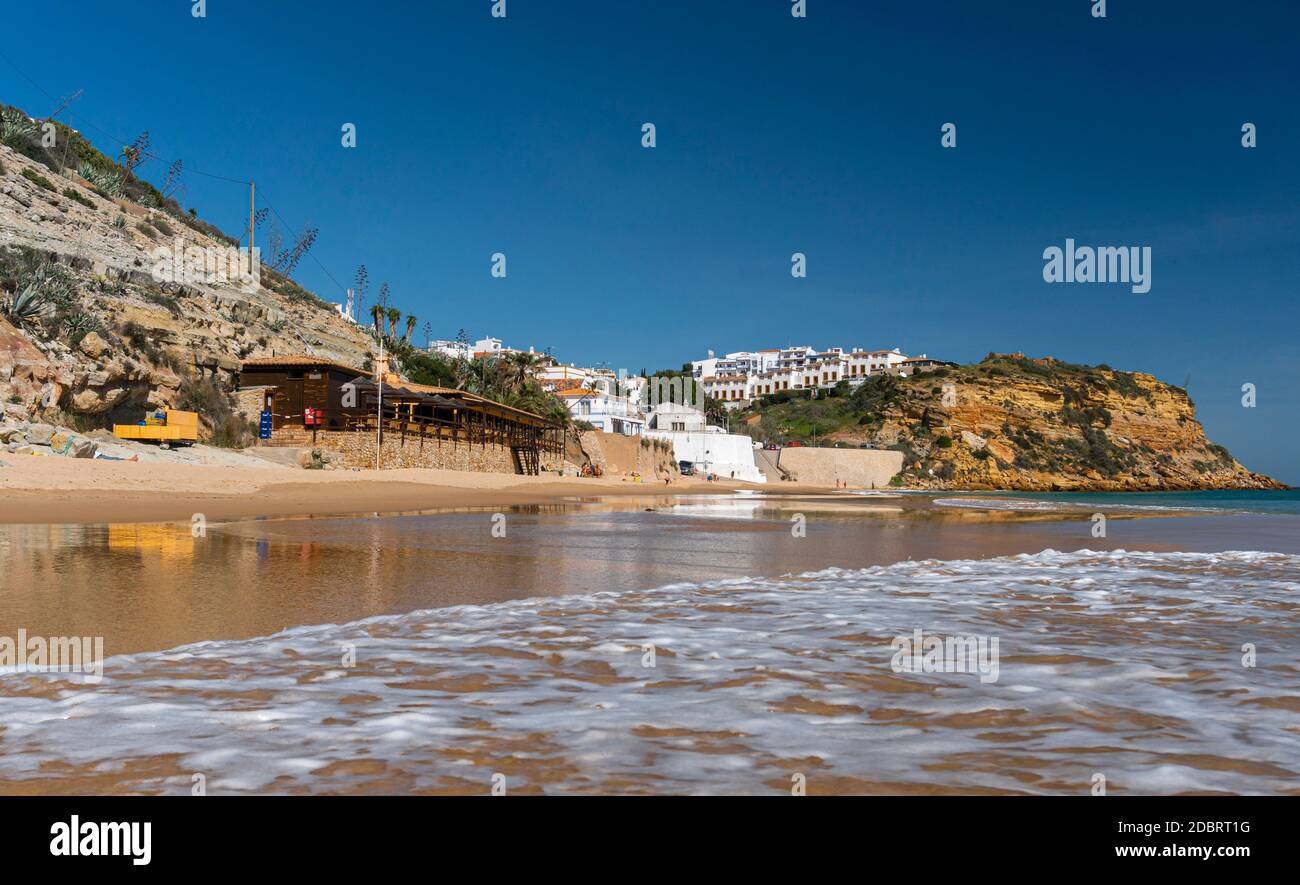 Strand im Fischerdorf Burgau an der Algarve, Portugal Stockfoto