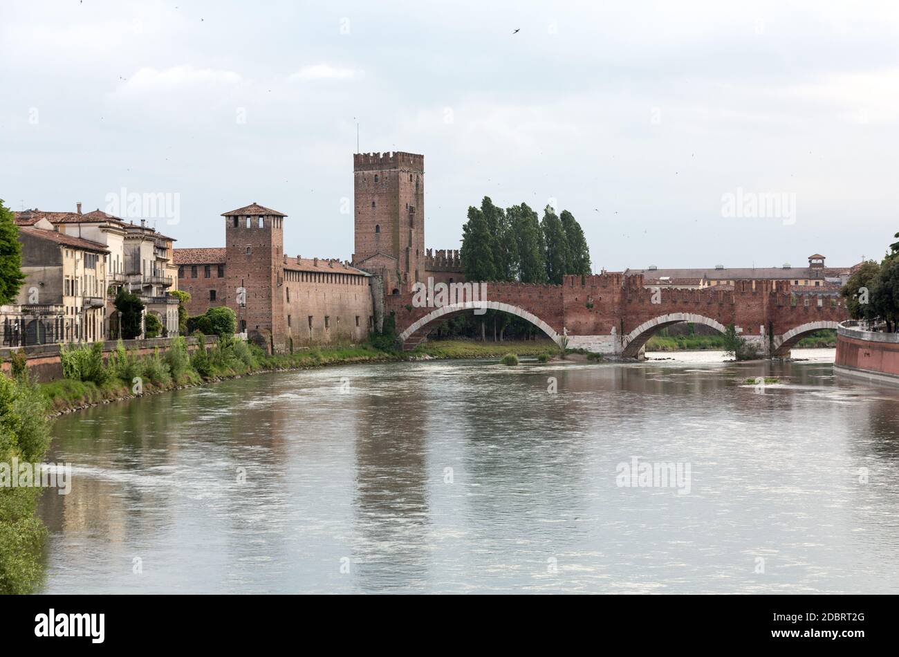 Die Ponte Pietra (Steinbrücke), einst bekannt als Pons Marmoreus, ist eine römische Bogenbrücke über die Etsch in Verona, Italien. Die Brücke war CO Stockfoto