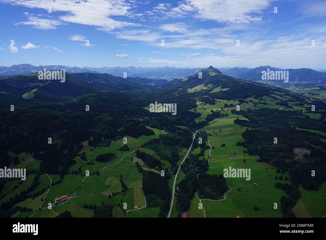 Luftaufnahme der hügeligen Landschaft im AllgÃ¤u. Stockfoto