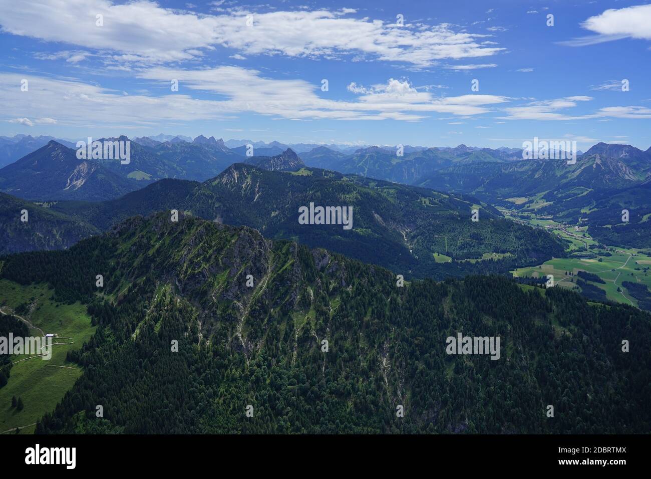 Luftaufnahme der hügeligen Landschaft im AllgÃ¤u. Stockfoto