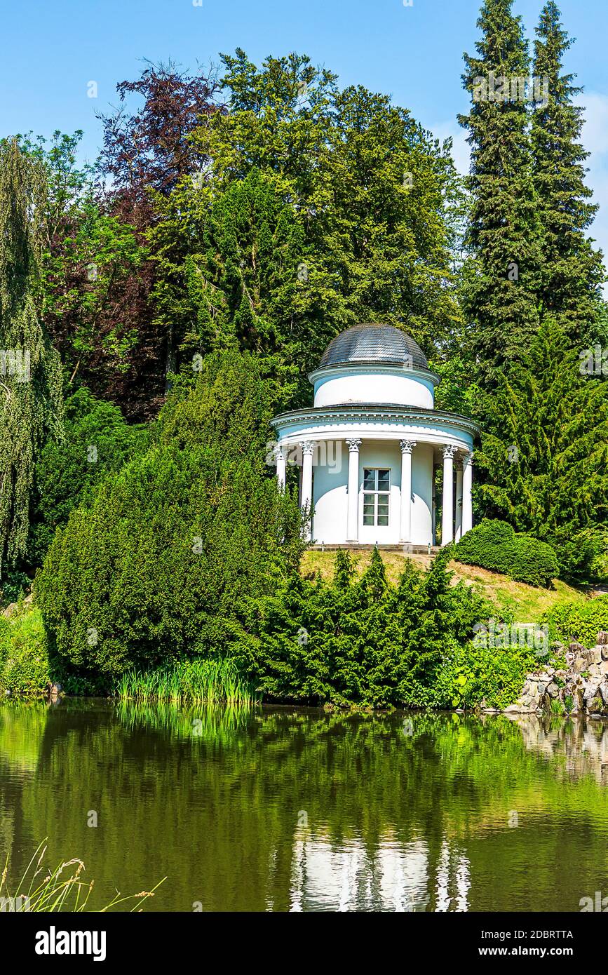 Malerischer kleiner See vor der Wilhelmshöhe Kassel, Hessen, Deutschland Stockfoto