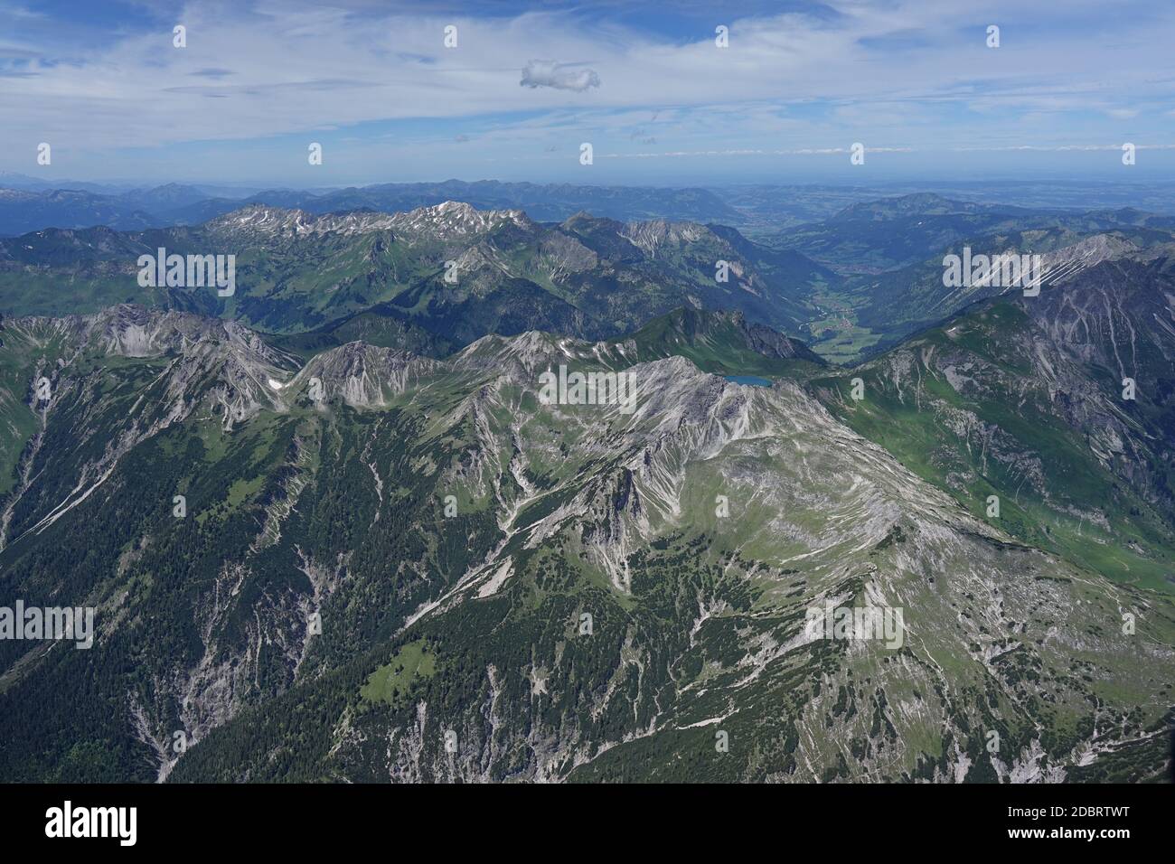 Luftaufnahme der Berge in Tirol / Österreich mit den deutschen Alpen. Stockfoto