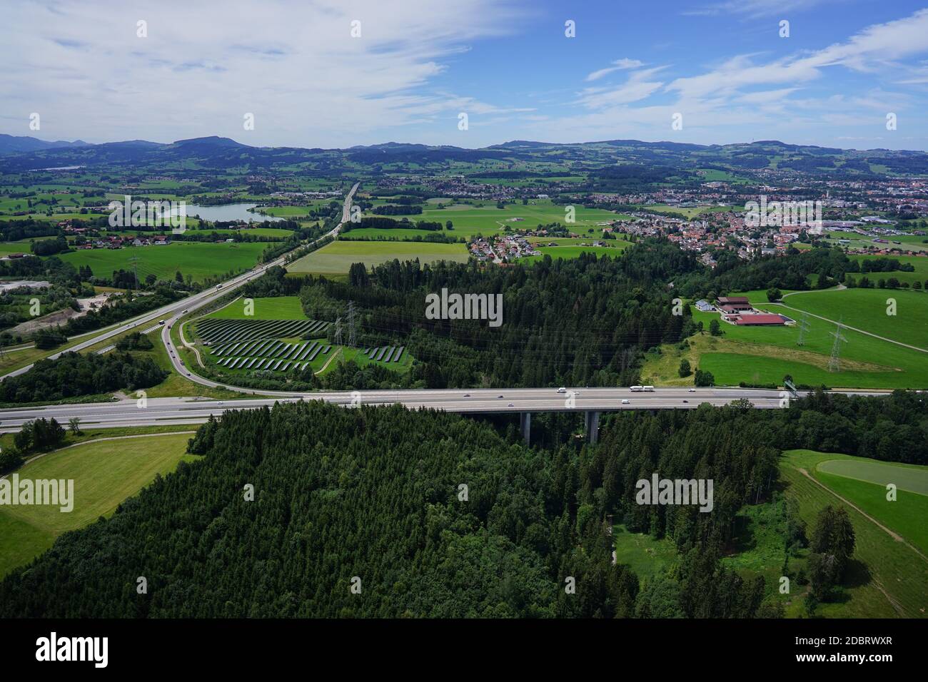 Luftaufnahme der Landschaft mit Straßen in AllgÃ¤u. Stockfoto