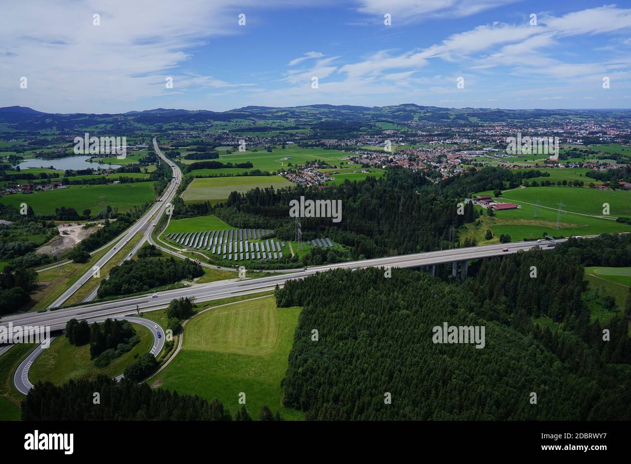 Luftaufnahme der Landschaft mit Straßen in AllgÃ¤u. Stockfoto
