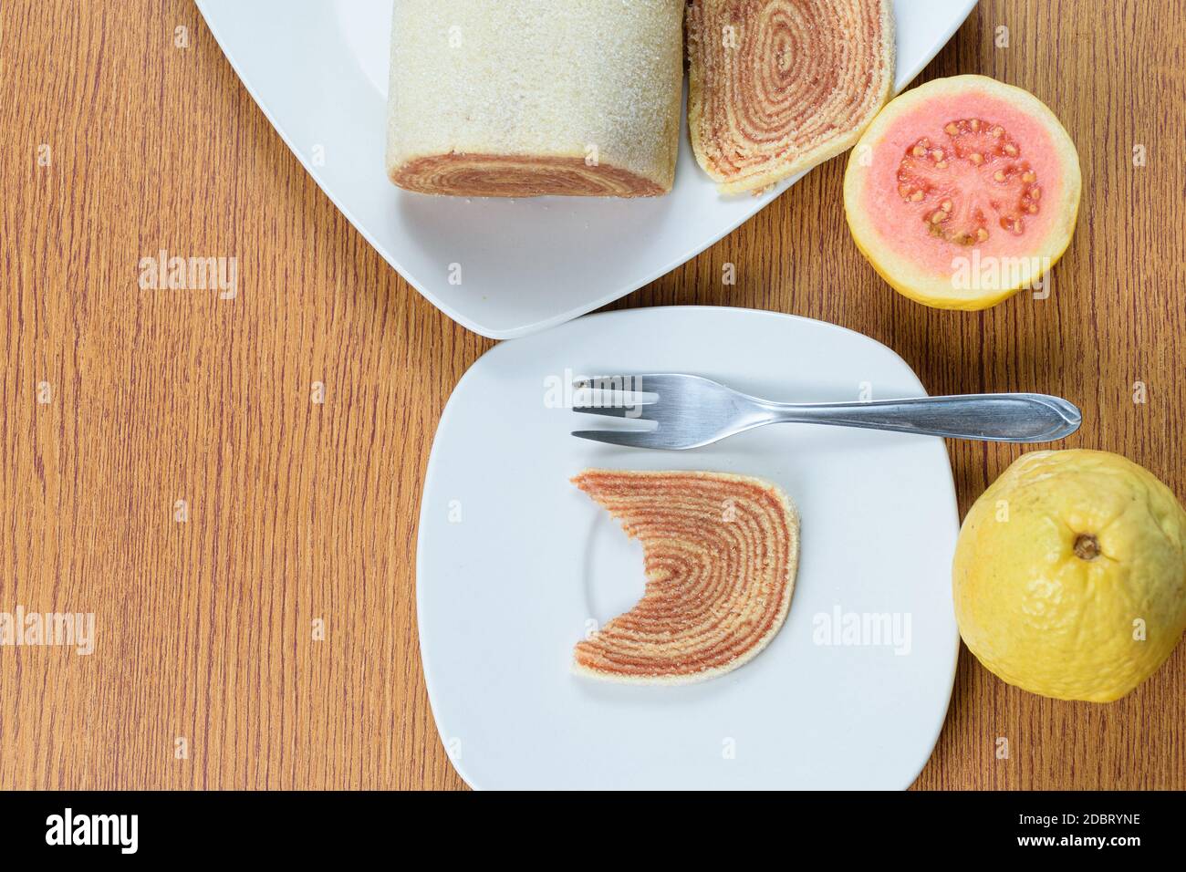 Scheibe von bolo de rolo (Kuchen Rollen) mit einer Scheibe neben goiabas top Ansicht. Stockfoto
