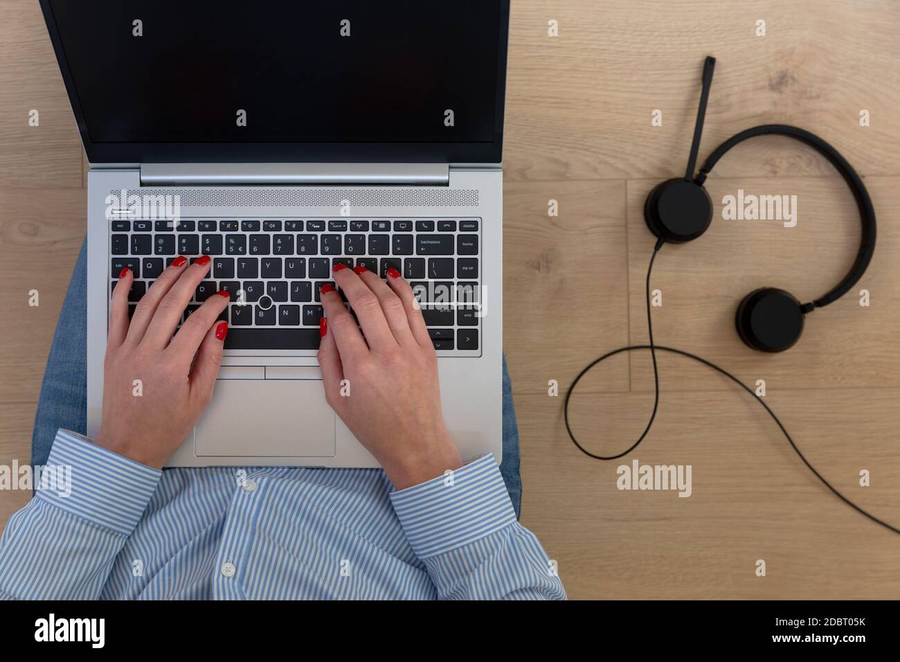 Draufsicht auf eine Frau, die am Laptop arbeitet. Stockfoto