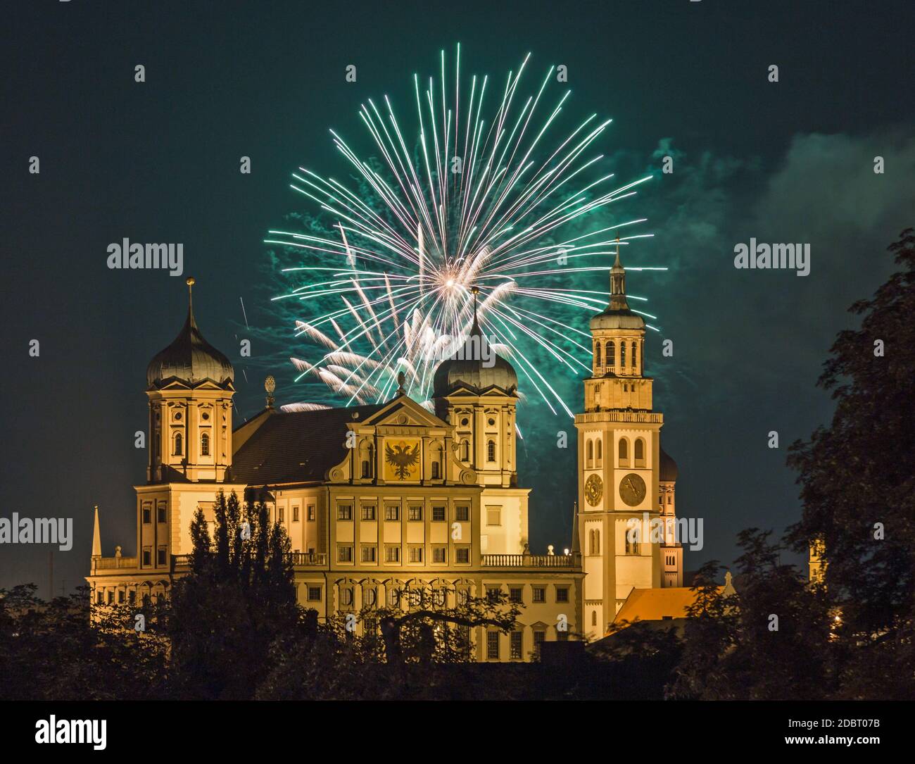 Feuerwerk über dem Rathaus in Augsburg, Bayern, Deutschland Stockfoto