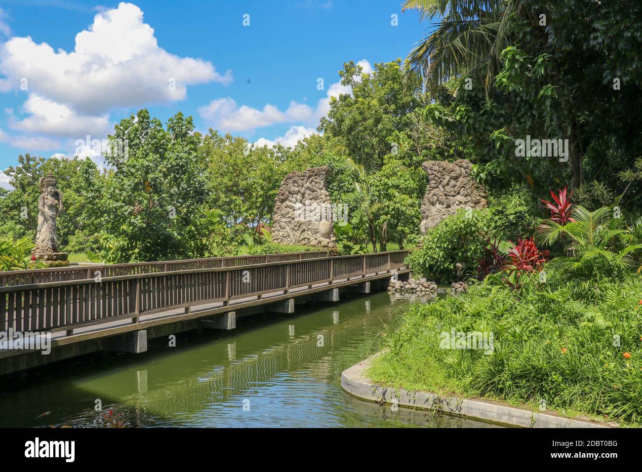 Eingang Holzbrücke zum Affenwald Bali, Ubud. Brücke, die zum Affenwald in Ubud auf Bali, Indonesien führt. Stockfoto