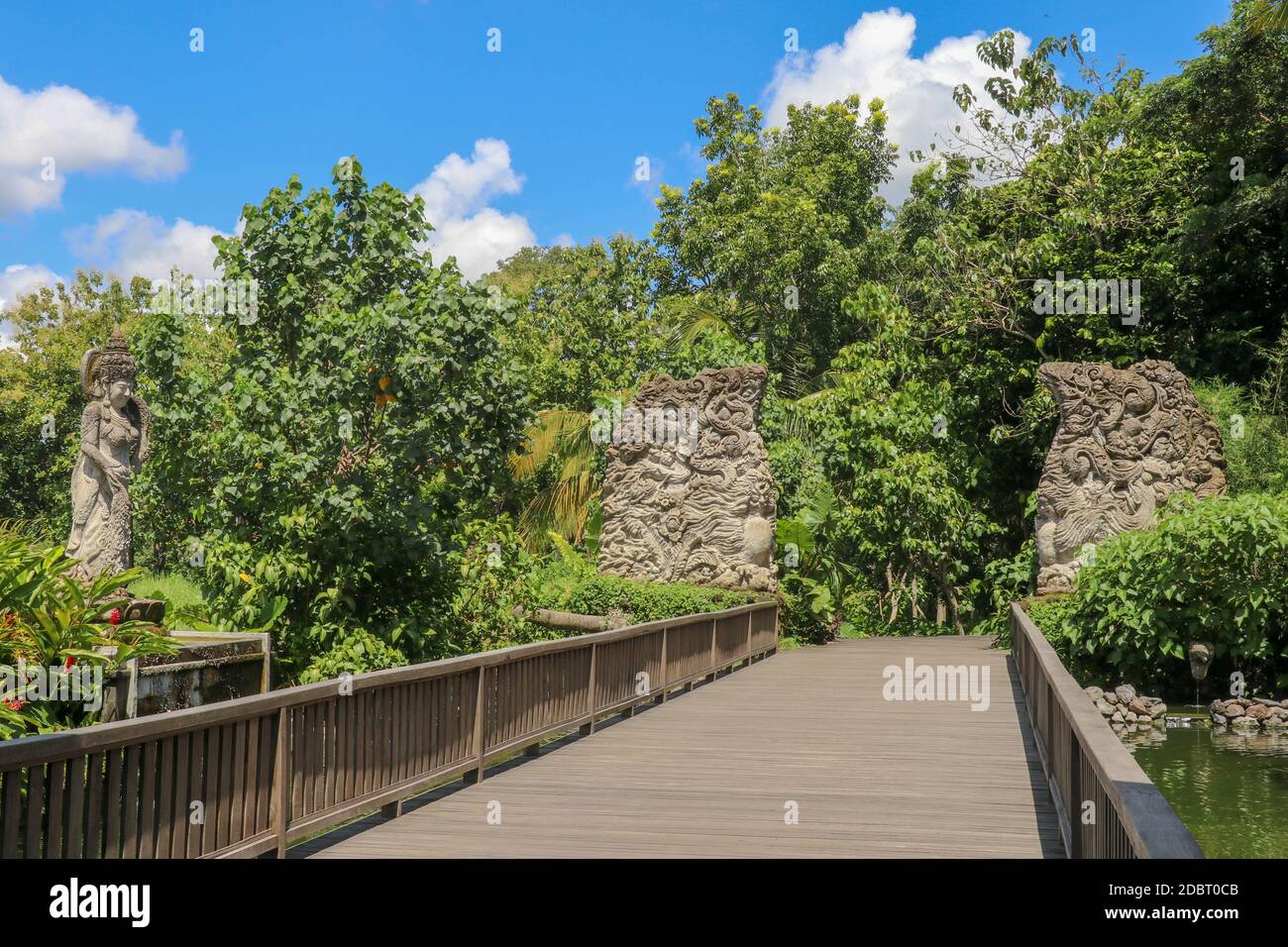 Eingang Holzbrücke zum Affenwald Bali, Ubud. Brücke, die zum Affenwald in Ubud auf Bali, Indonesien führt. Stockfoto