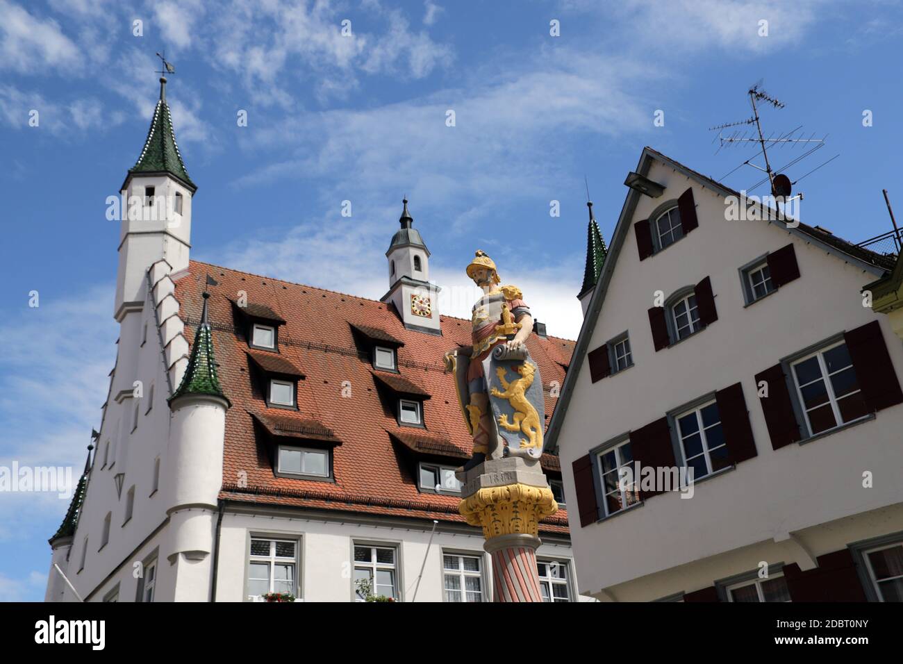 Marktbrunnen mit Ritterfigur, dahinter das historische Rathaus in der ...