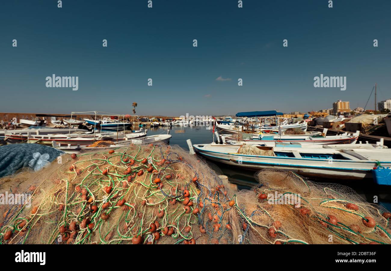 Schöner Sonniger Tag. Hafen von Fischerbooten mit Haufen von Fischernetzen. Traditionelle Sommerjob einer Küstenstädte. Stockfoto
