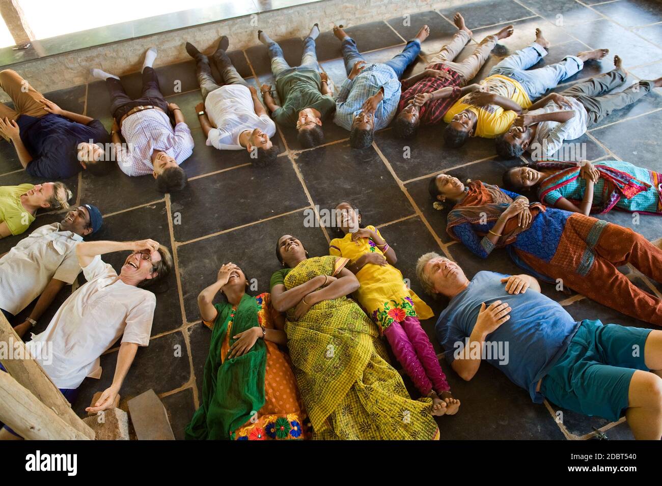 AUROVILLE, INDIEN - 1. Mai 2016: Feier des Welt-Lachtages Stockfoto