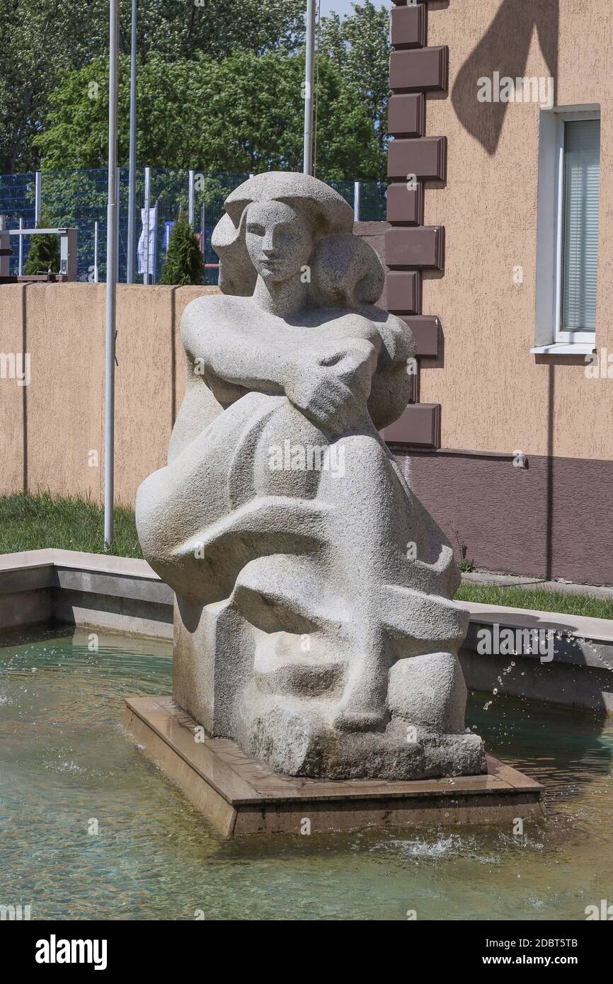 Ein Brunnen, eine Skulptur eines sitzenden Mädchens vor dem Gebäude der Bernsteinfabrik in der Stadt Amber, Russland. Fotografiert am 13. Juni 2020 Stockfoto