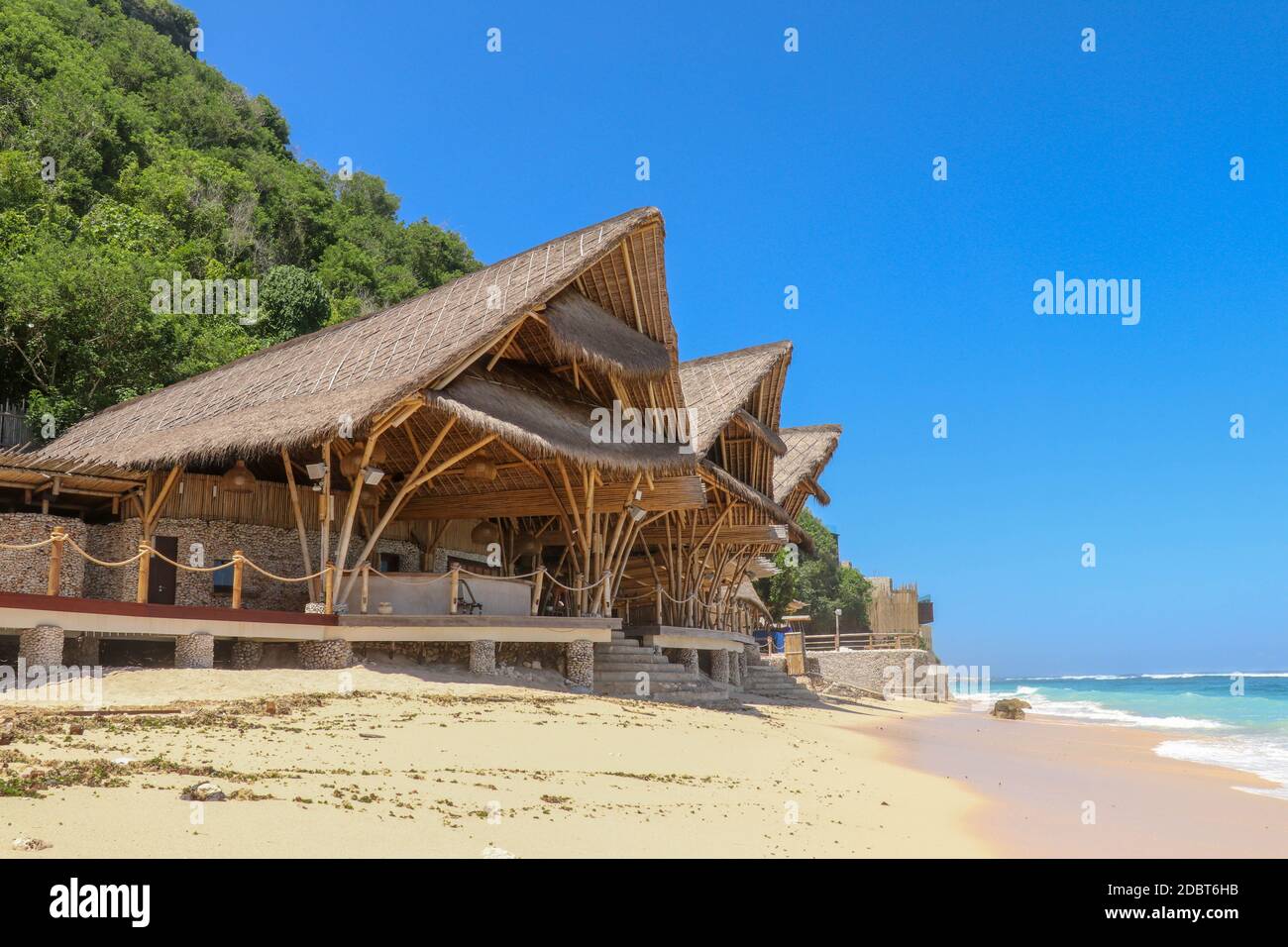 Musikclub und Restaurant auf Bali, Indonesien. Bambusgebäude am Sandstrand. Stockfoto