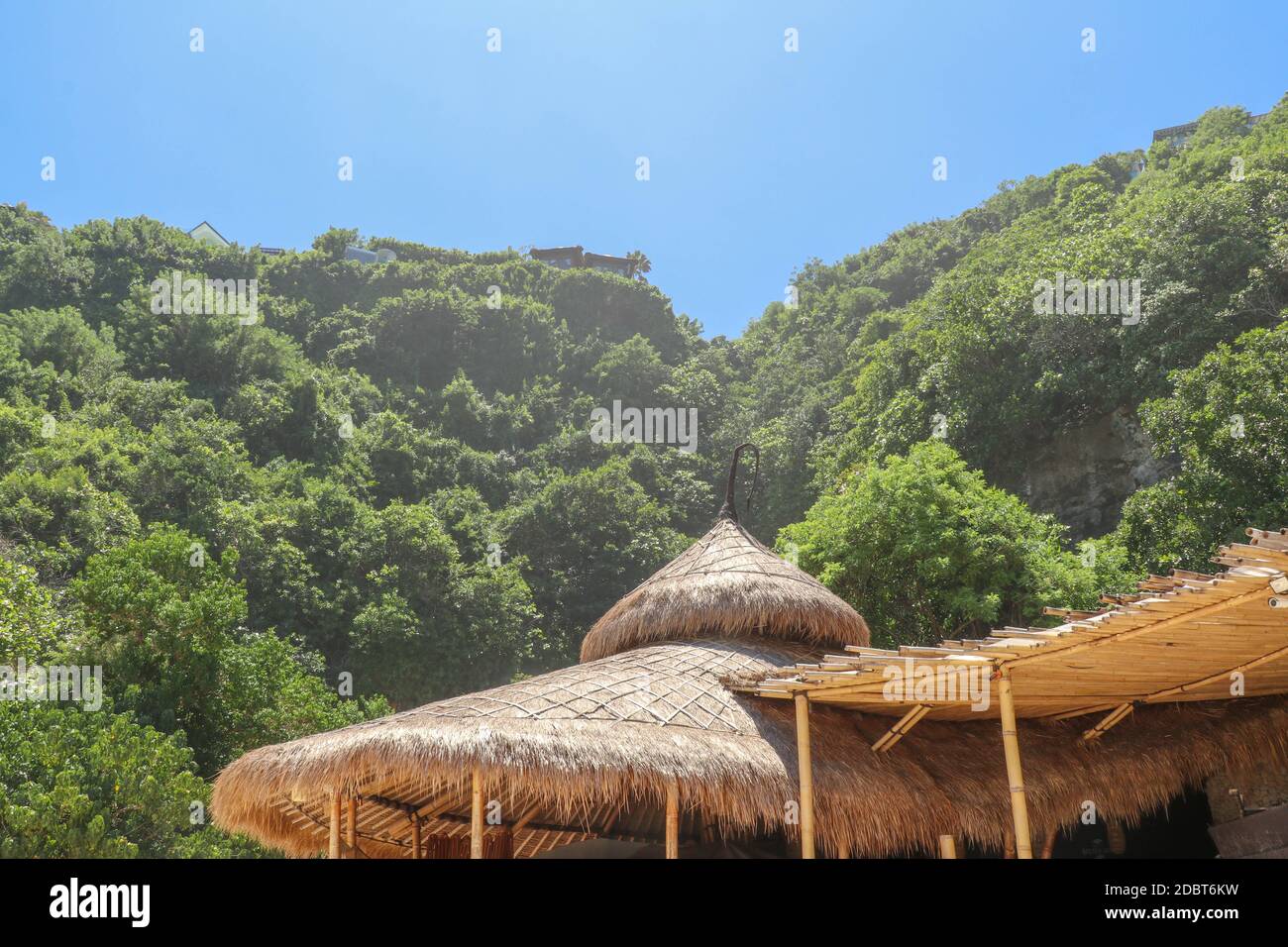 Holzbungalow am weißen Sandstrand im tropischen Paradies. Ferienhaus aus Holz mit Schilf Dach auf der Insel Gili Meno in Indonesien. Einfache Bambus Zaun Stockfoto
