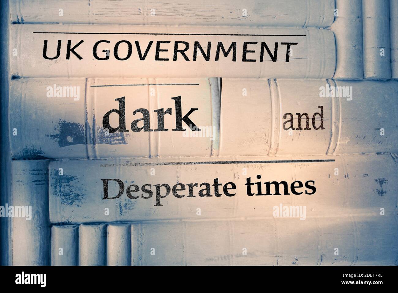 In der notleidenden Zeitung wird die britische Regierung in düsteren und verzweifelten Zeiten in großbritannien getitelt Stockfoto