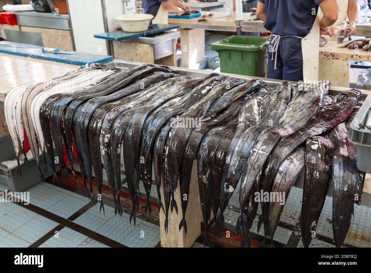 Fisch auf dem Markt, schwarze Scheide (espada) auf dem Fischmarkt Stockfoto