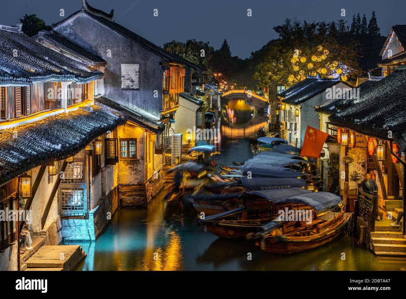 Nachtansicht von Zhouzhuang, einer alten chinesischen wasserstadt in Suzhou, China. Stockfoto