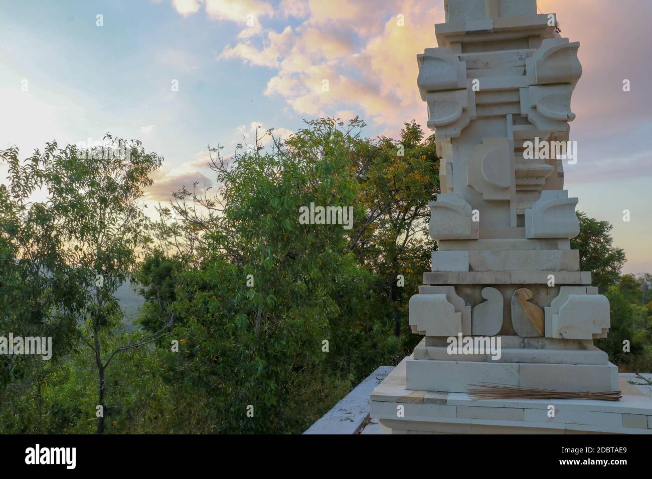 Hindu Opferaltar befindet sich in Bali in Indonesien. Dramatisches Sonnenuntergang Licht, schöne Berg im Hintergrund. Hindu Altar fotografiert während Sonnenuntergang. Sa Stockfoto