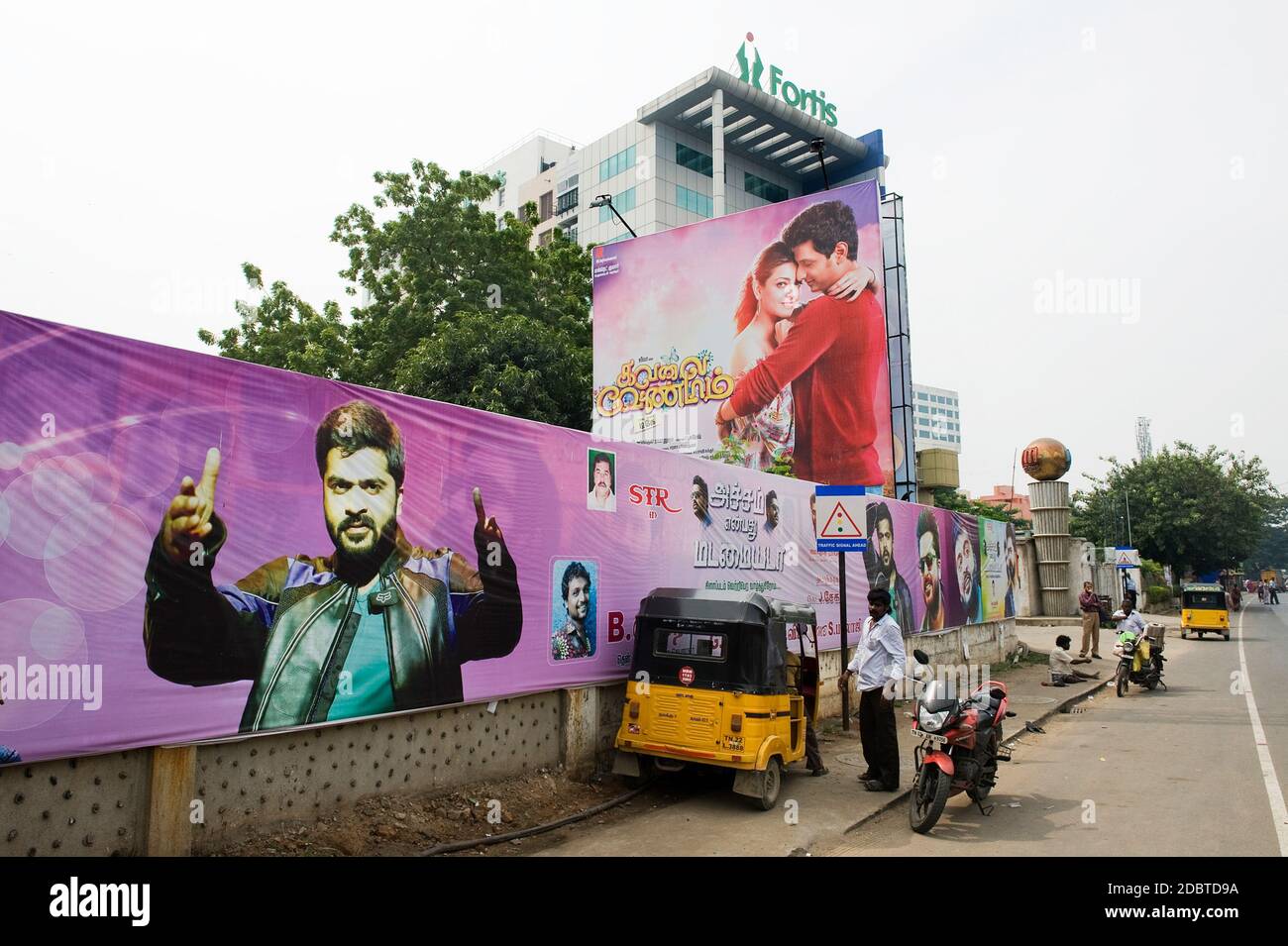 CHENNAI, INDIEN - November 2016: AVM Productions ist ein indisches Filmproduktionsstudio. Es ist das älteste erhaltene Studio in Indien. Riesige Filmplakate an Stockfoto