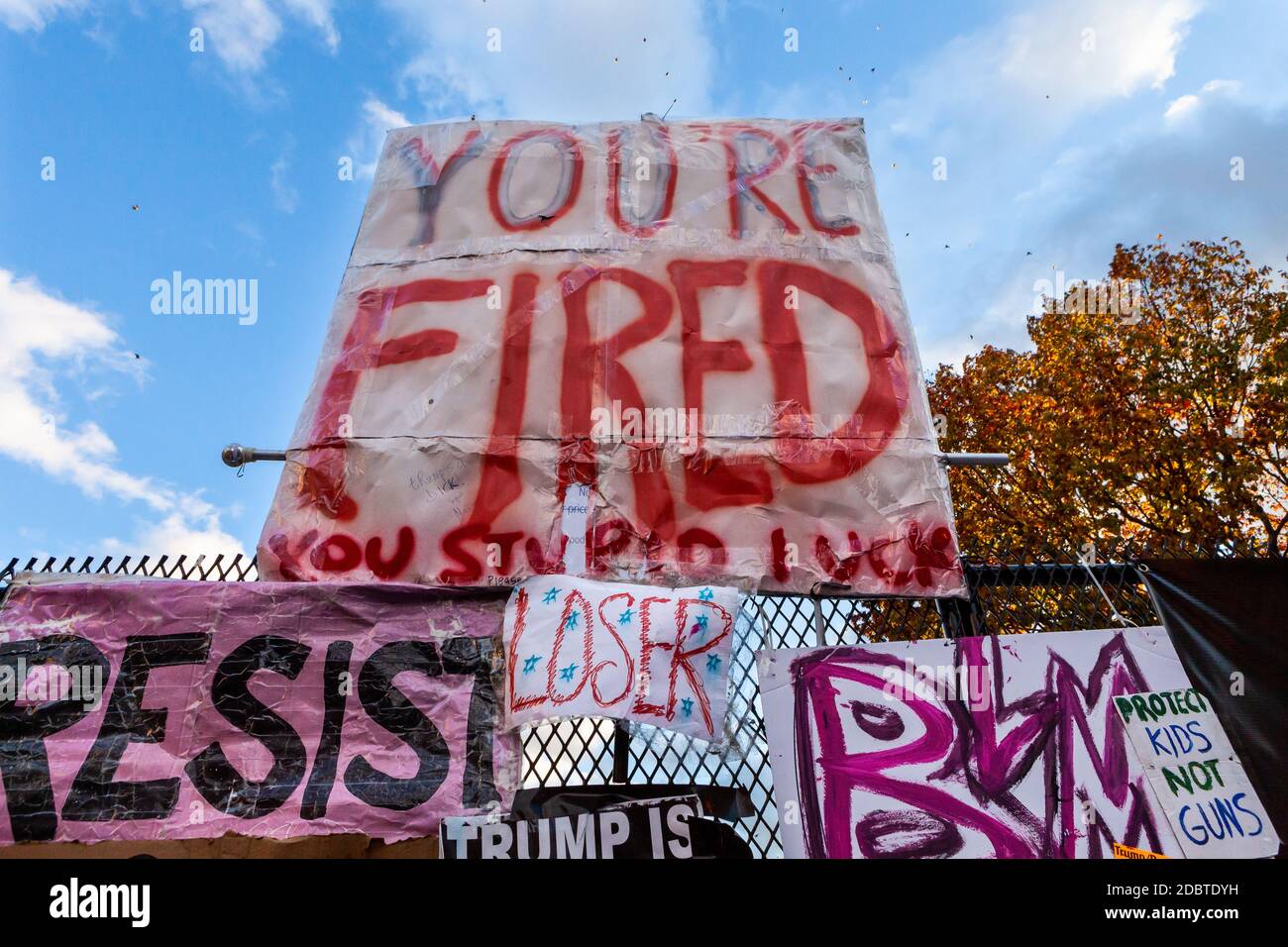 Washington, DC, USA, 17. November 2020. Im Bild: Anti-Rassismus- und Anti-Trump-Schilder am Zaun des Lafayette Square, mit Blick auf das Weiße Haus. Reklaim DC 3 war ein Kunstereignis, um das Denkmal für schwarze Opfer von Polizeigewalt und Protestkunst am Lafayette Square Zaun am Black Lives Matter Plaza wiederherzustellen. Die Veranstaltung war eine Reaktion auf die Zerstörung des Denkmals und der bestehenden Kunst durch Trump-Anhänger, weiße Supremaisten und andere Wahlleugner am vergangenen Wochenende. Kredit: Allison C Bailey/Alamy Live Nachrichten Stockfoto