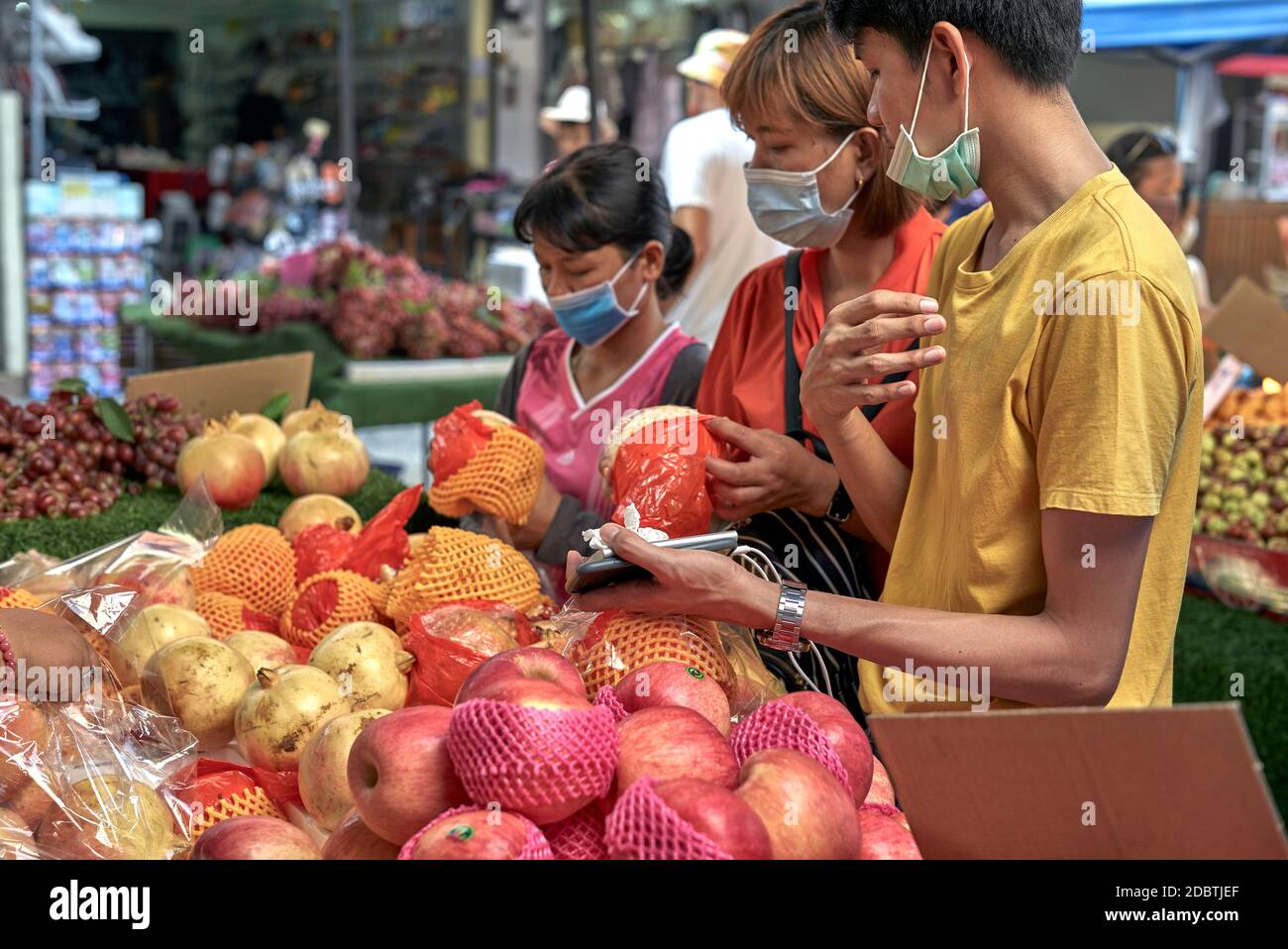 Leute Obst einkaufen an einem Thailand Lebensmittelmarkt Stand Stockfoto