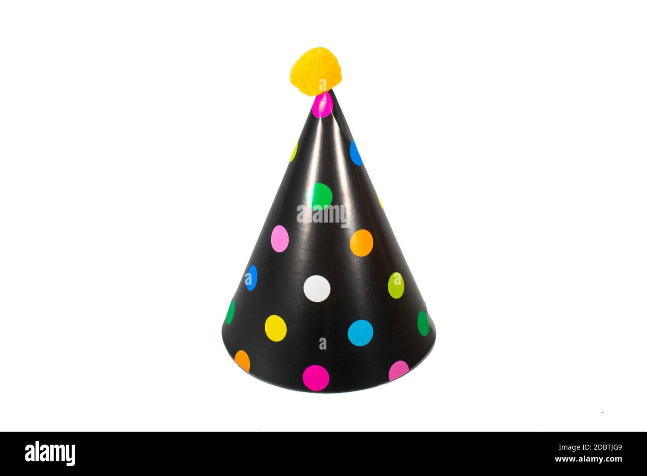 Eine schwarze Geburtstagmütze auf einem reinen Weiß mit mehrfarbigen Polka-Punkten Hintergrund Stockfoto