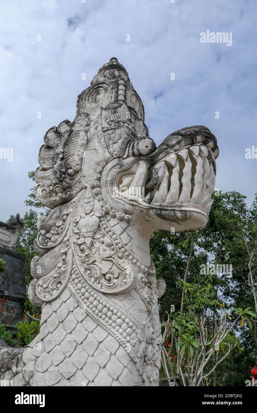 Traditionelle indonesische Kunst und Symbol der balinesischen hindu-Religion - Gesichter mythologischer Drachen vor dem Eingang des Lempuyang-Tempels. Bali Menschen Cu Stockfoto