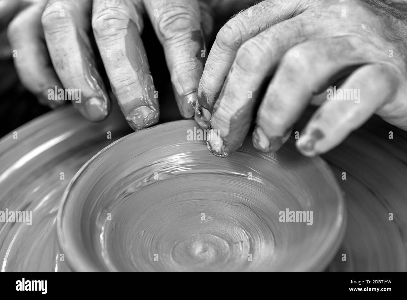 Hände der Potter. Der Töpfer Macht keramik geschirr auf der Töpferscheibe. Der Bildhauer in der Werkstatt macht Lehm Produkt closeup Stockfoto