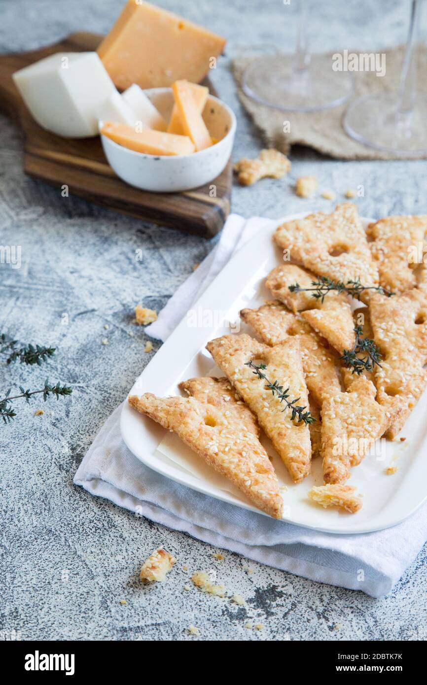 Hausgemachte Käsekekse. Käsekekse, hausgemachte gesunde Backwaren. Käse und Weißwein. Stockfoto