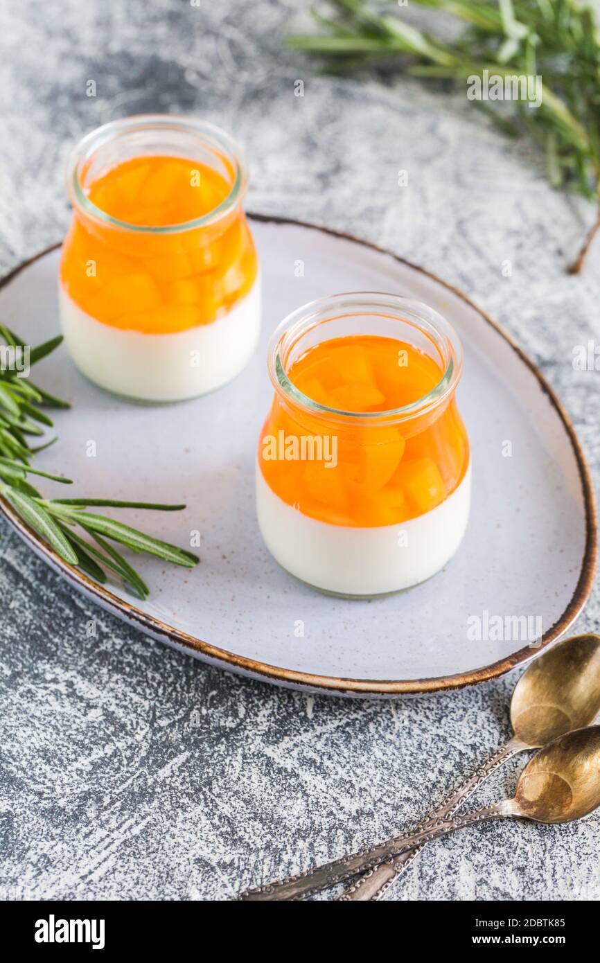 Hausgemachte Panna Cotta mit Scheiben von Pfirsich und Pfirsich Gelee ...