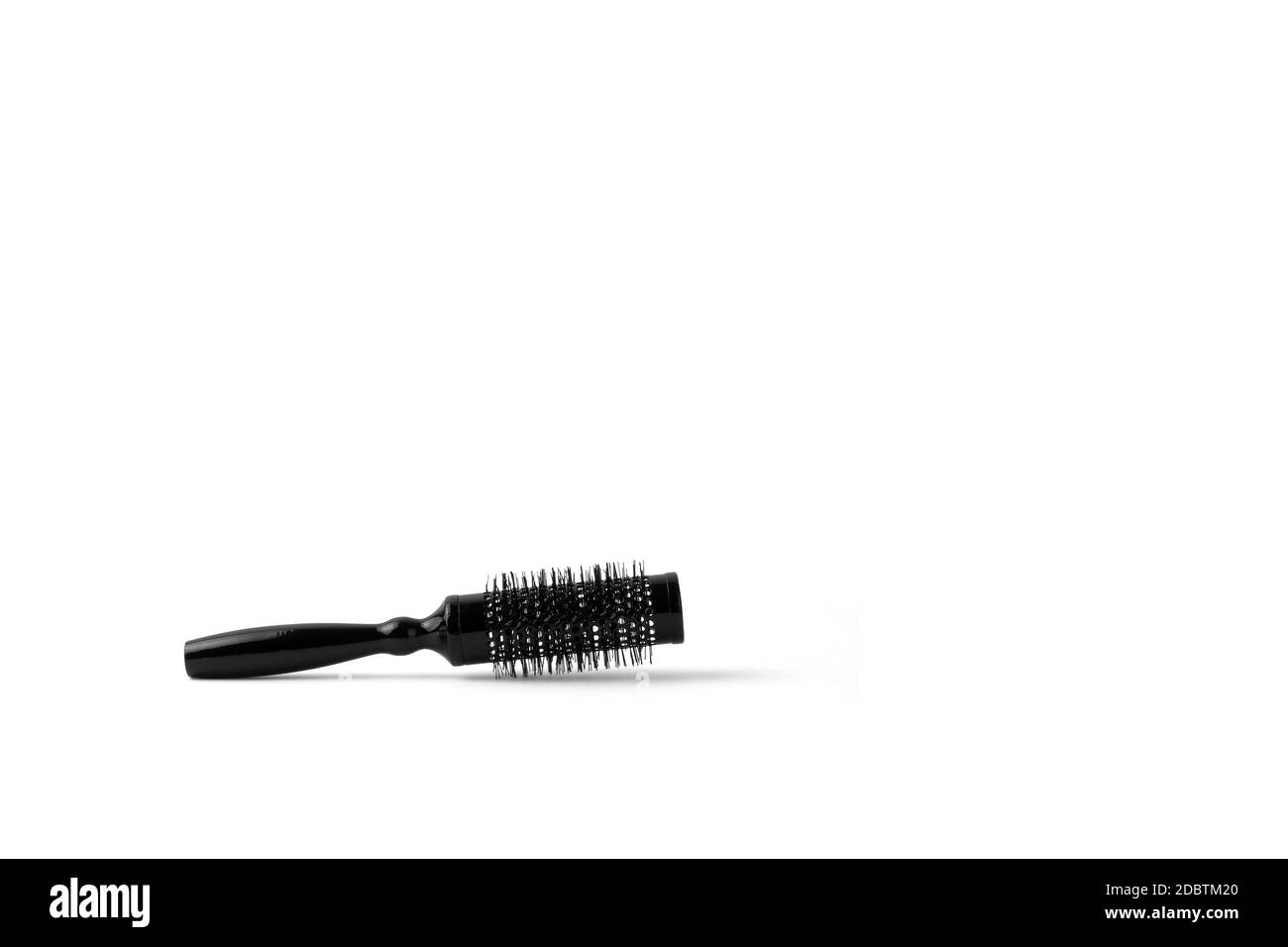 Isolierte schwarze Haartrockner comber auf einem weißen Hintergrund mit Kopierraum. Stockfoto
