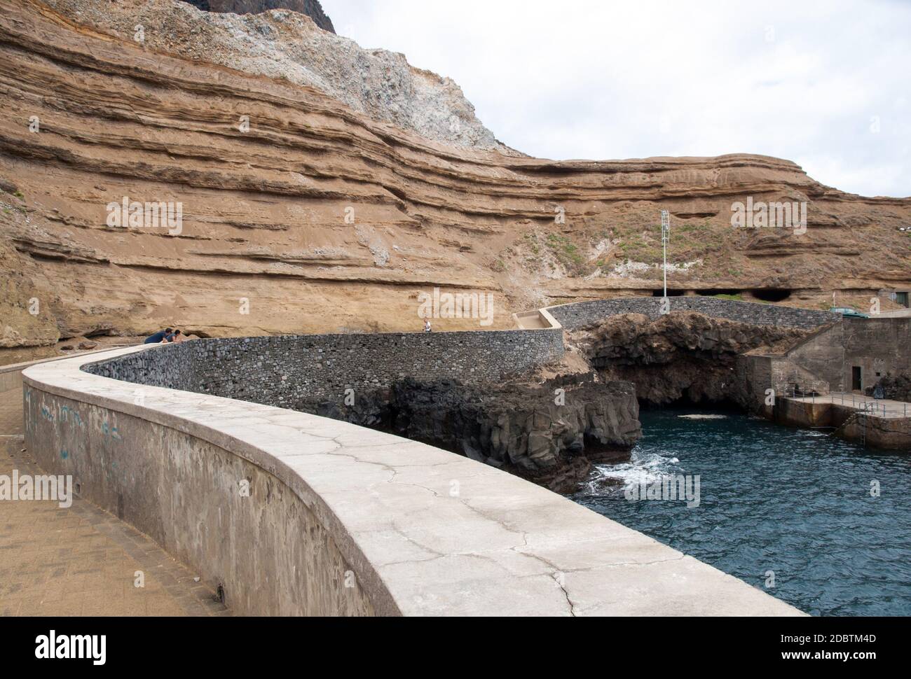 Klippe entlang der Promenade in Porto da Cruz auf Madeira. Portugal Stockfoto