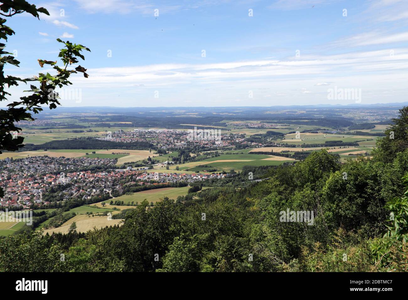 Blick vom Dreifaltigkeitsberg auf Spaichigen und die Schwäbische Alb, Spaichingen, Baden-Württemberg, Deutschland Stockfoto