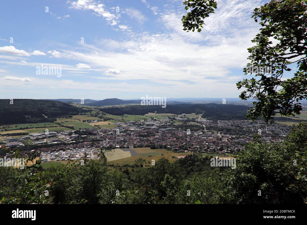 Blick vom Dreifaltigkeitsberg auf Spaichigen und die Schwäbische Alb, Spaichingen, Baden-Württemberg, Deutschland Stockfoto