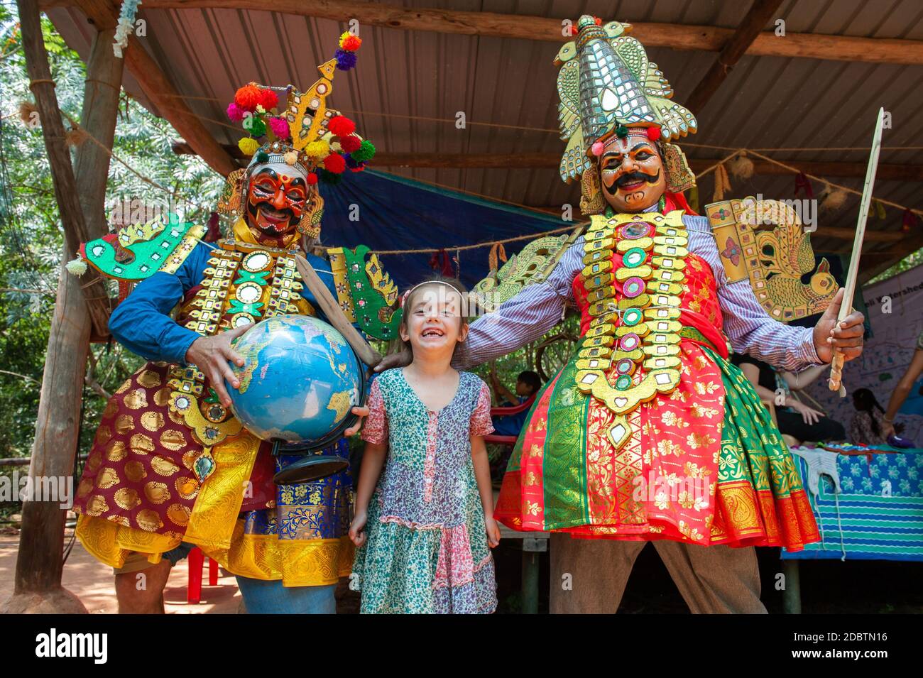 PONDICHERRY, INDIEN - 29. Februar 2020: Traditionelles indisches Theater während eines Kunsthandwerksfestivals. Therukootu Schauspieler unterhalten die Kinder Stockfoto