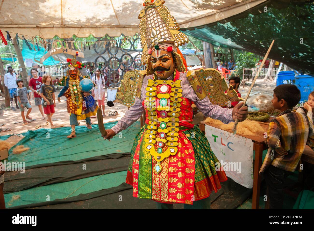 PONDICHERRY, INDIEN - 29. Februar 2020: Traditionelles indisches Theater während eines Kunsthandwerksfestivals. Therukootu Schauspieler unterhalten Kinder Stockfoto