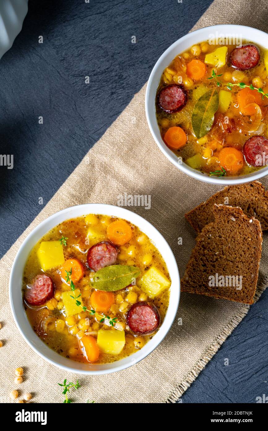 Herzhafte Erbsensuppe nach Omas rezept Stockfotografie - Alamy