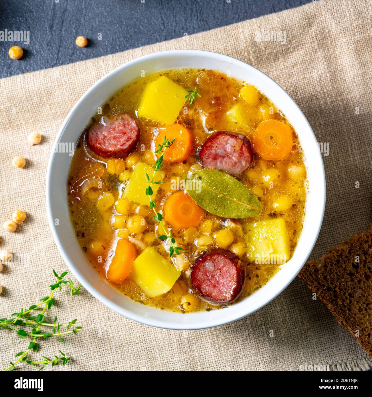 Erbsen Und Möhren Nach Omas Rezept Herzhafte Erbsensuppe nach Omas rezept Stockfotografie - Alamy