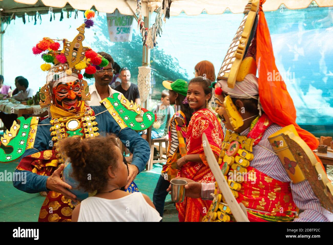 PONDICHERRY, INDIEN - 29. Februar 2020: Traditionelles indisches Theater während eines Kunsthandwerksfestivals. Therukootu Schauspieler unterhalten die Kinder Stockfoto
