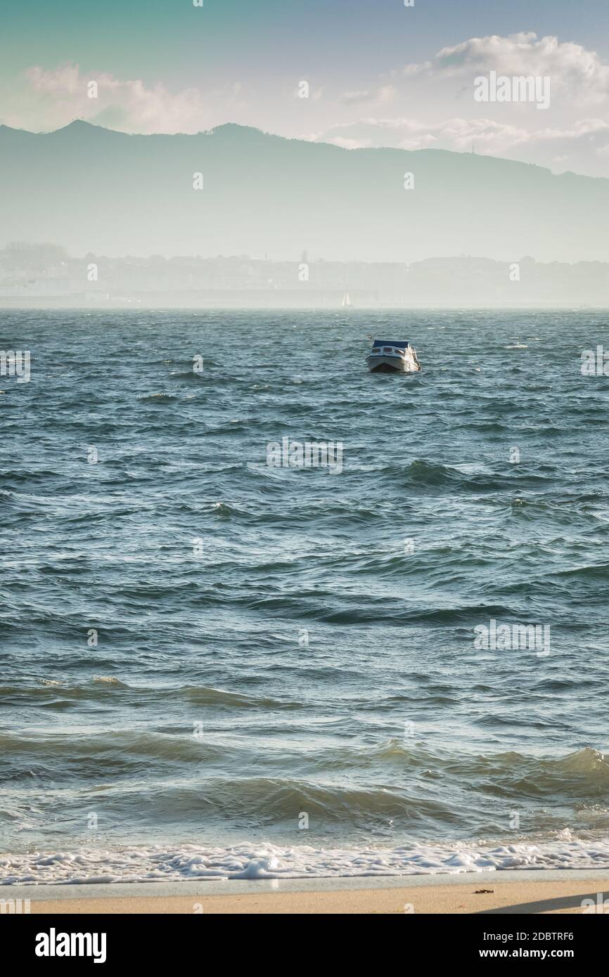 Blick vom Strand auf die ria de Vigo mit Vigo im Nebel im Hintergrund Stockfoto