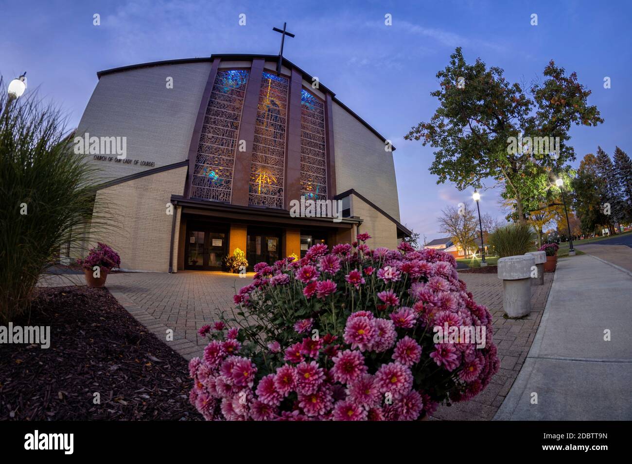 Utica, New York - 09. SEPTEMBER 2019: Nachtansicht der Kirche unserer Lieben Frau von Lourdes 5 Stockfoto