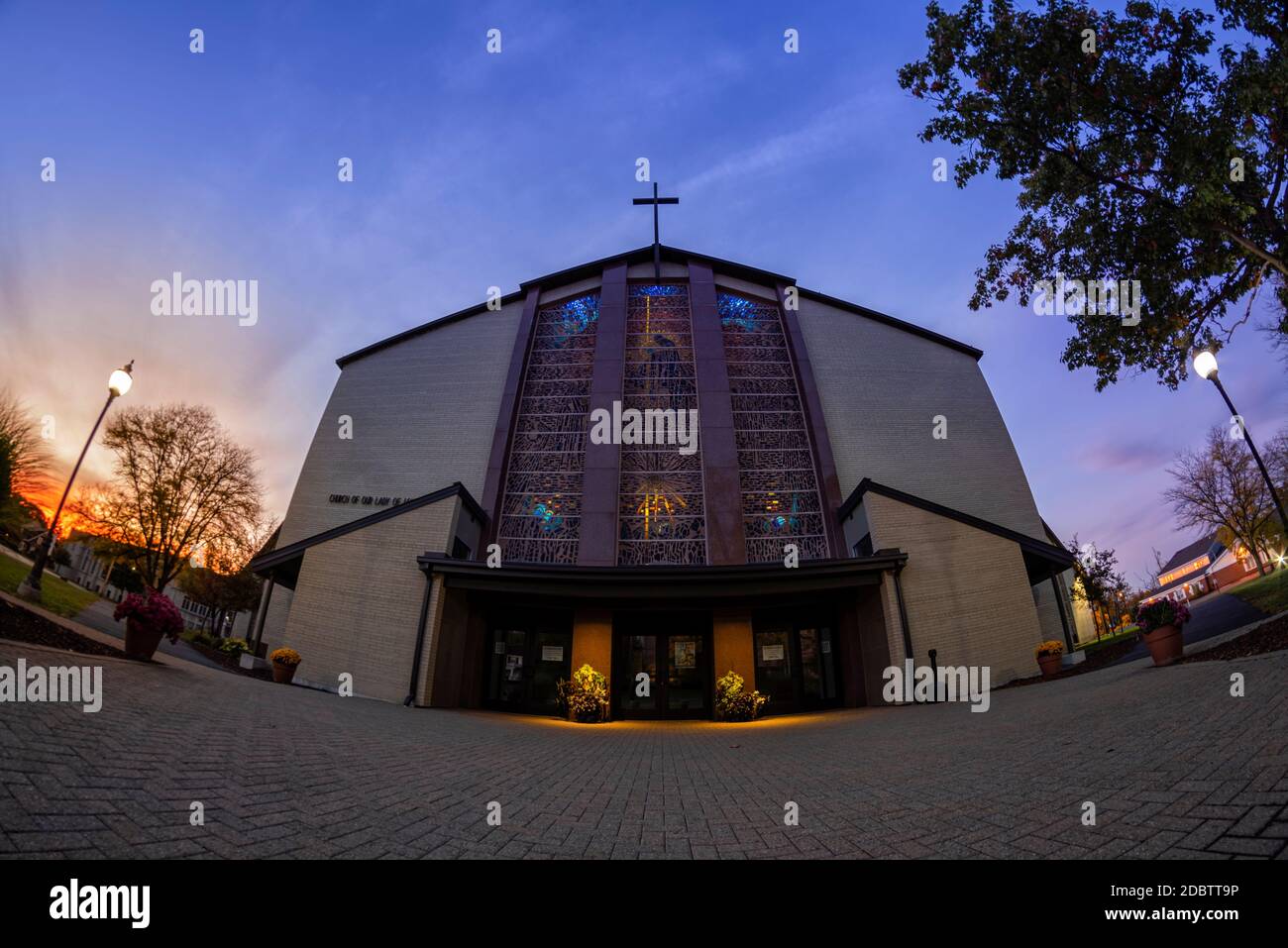 Utica, New York - 09. SEPTEMBER 2019: Nachtansicht der Kirche unserer Lieben Frau von Lourdes 4 Stockfoto