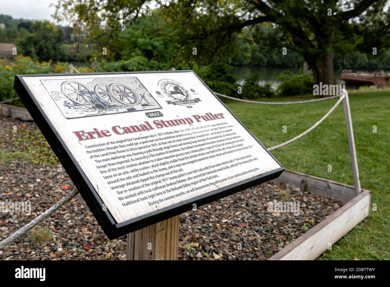Herkimer, New York - 17. September 2020: Nahaufnahme von Erie Canal Stump Puller Monument Sign Stockfoto